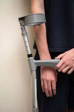 Illustration showing how to set the height of your crutches